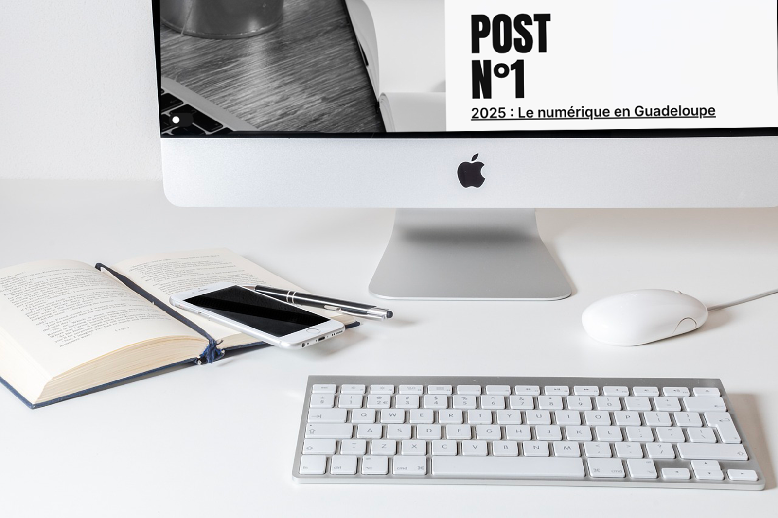 image d'un setup d'ordinateur, avec un smartphone et un clavier sans fil